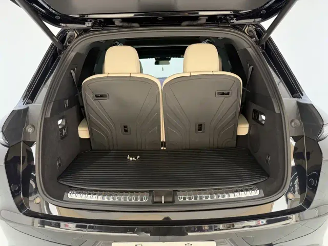 Li Auto L8 — Фото автомобиля 29