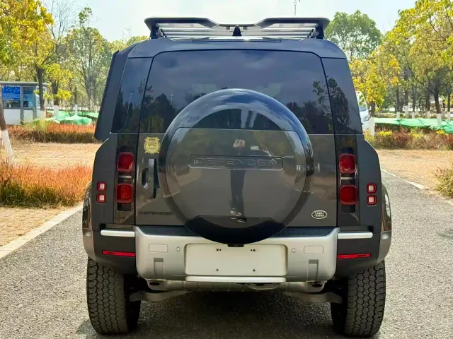 Land Rover Defender — Фото автомобиля 13