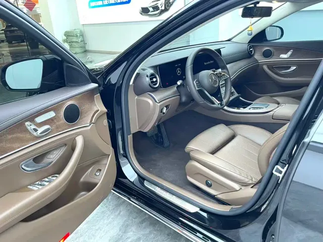 Mercedes-Benz E-Class — Фото автомобиля 4