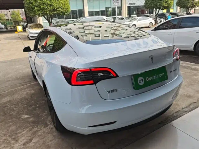 Tesla Model 3 — Фото автомобиля 4