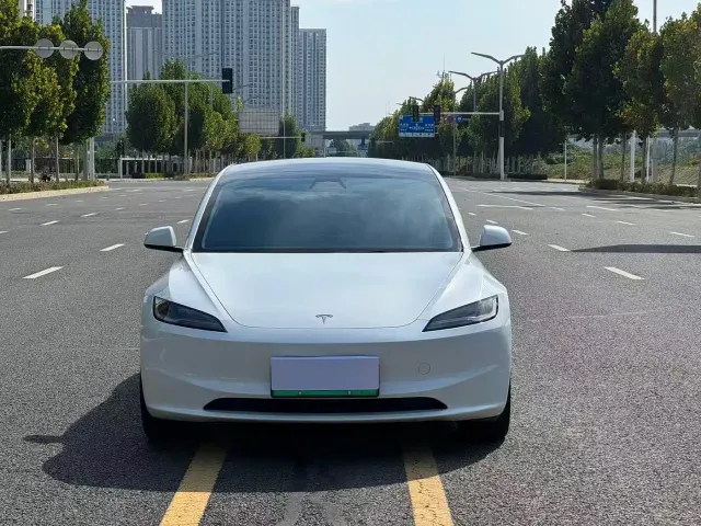 Tesla Model 3 — Фото автомобиля 2