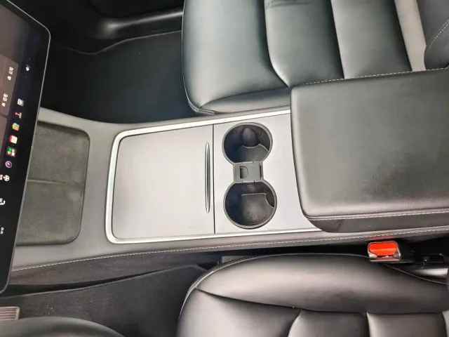 Tesla Model Y — Фото автомобиля 13