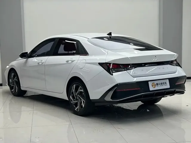 Hyundai Elantra — Фото автомобиля 15