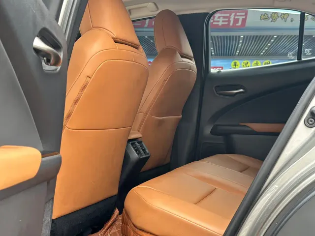 Lexus UX — Фото автомобиля 6