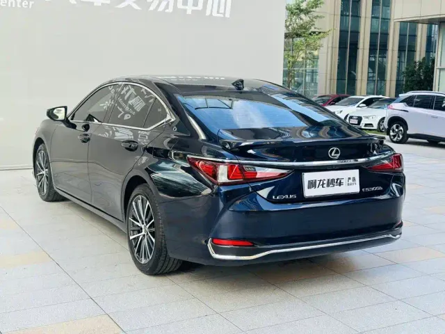 Lexus ES — Фото автомобиля 16
