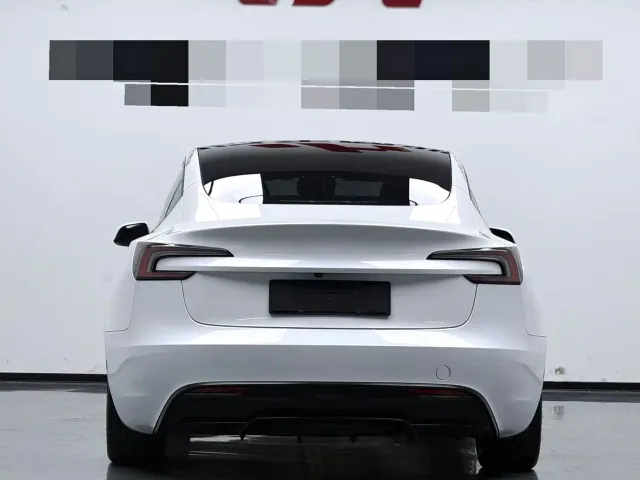 Tesla Model 3 — Фото автомобиля 8