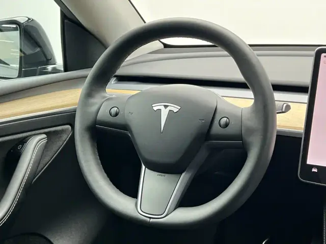 Tesla Model Y — Фото автомобиля 21