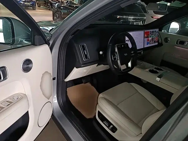 Li Auto L8 — Фото автомобиля 15
