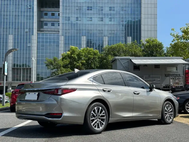 Lexus ES — Фото автомобиля 13