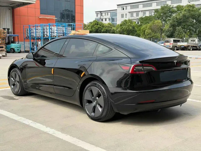 Tesla Model 3 — Фото автомобиля 15