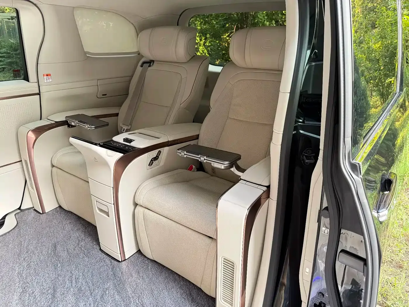 Lexus Lexus LM 2025 Model 500h Four-Seater Imperial Edition — Фото автомобиля 11