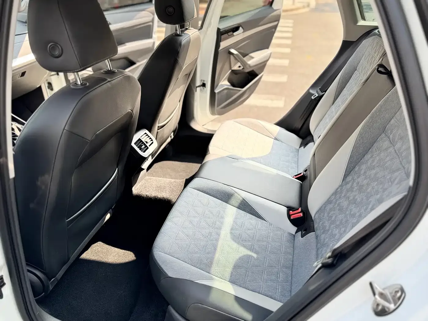 Volkswagen Lavida 2023 1.5L Auto Luxury Edition — Фото автомобиля 9