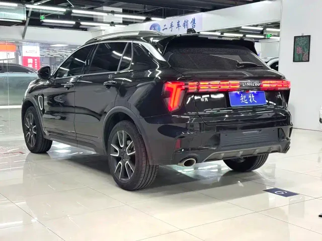 Lynk & Co 01 — Фото автомобиля 6