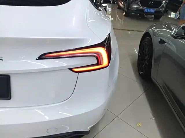 Tesla Model 3 — Фото автомобиля 7