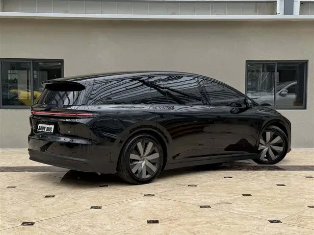 Li Auto i8 — Фото автомобиля 17