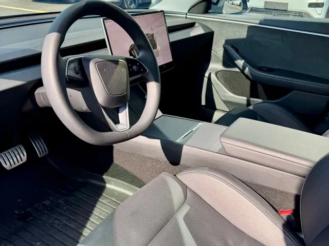 Tesla Model 3 — Фото автомобиля 10