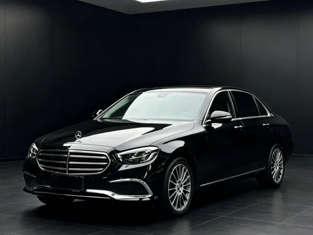 Mercedes-Benz E-Class — Фото автомобиля 3