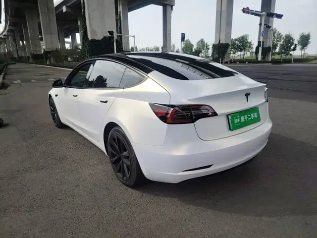 Tesla Model 3 — Фото автомобиля 4