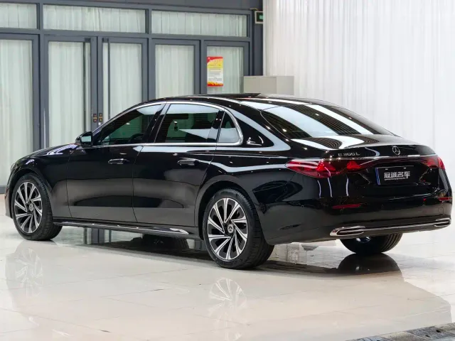 Mercedes-Benz E-Class — Фото автомобиля 12