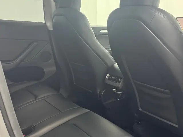 Tesla Model Y — Фото автомобиля 14