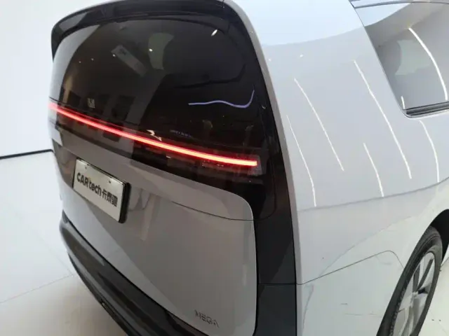 Li Auto MEGA — Фото автомобиля 12