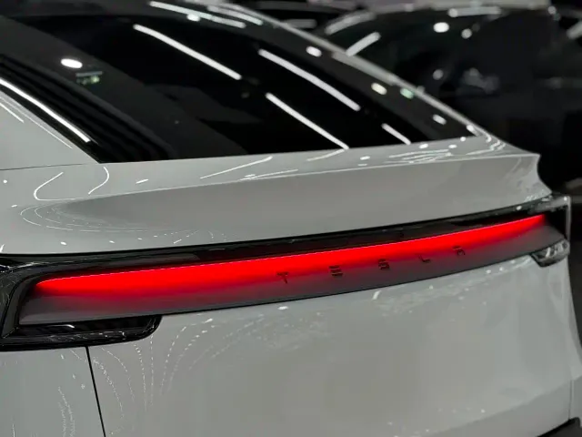 Tesla Model Y — Фото автомобиля 16