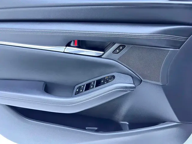 Mazda Axela — Фото автомобиля 8