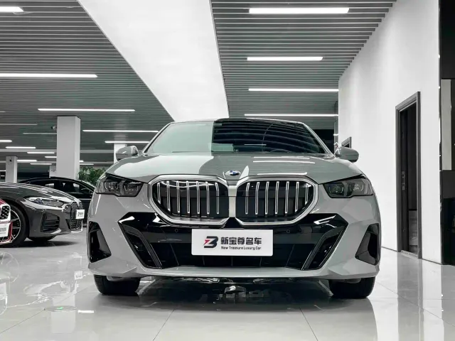 BMW 5 Series — Фото автомобиля 2
