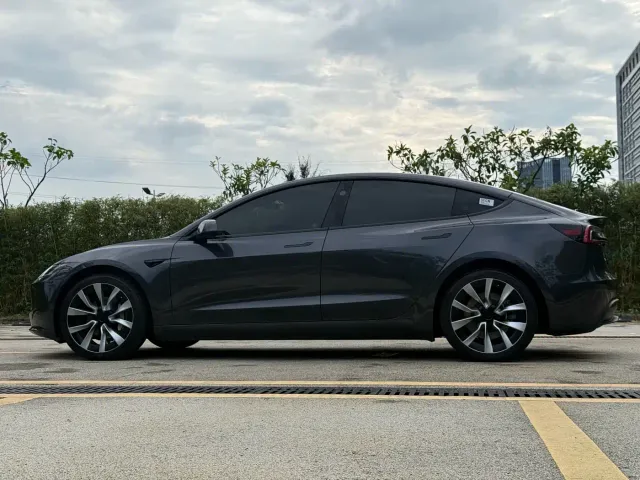 Tesla Model 3 — Фото автомобиля 15