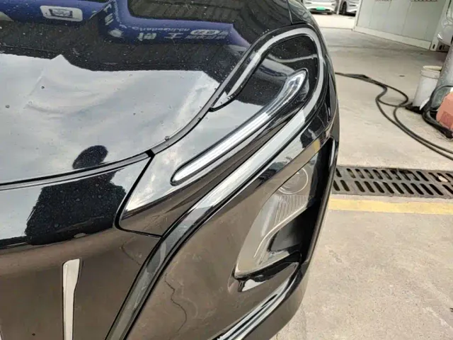 Hongqi E-QM5 — Фото автомобиля 23