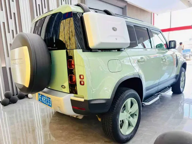 Land Rover Defender — Фото автомобиля 24