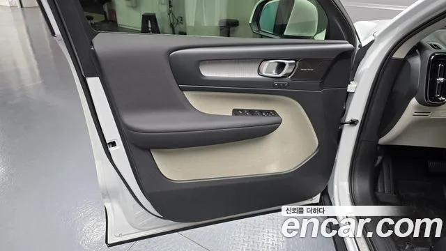 Volvo XC40 — Фото автомобиля 13