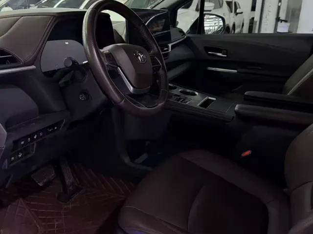 Toyota Sienna — Фото автомобиля 4