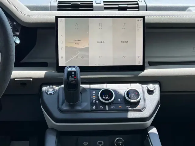 Land Rover Defender — Фото автомобиля 14