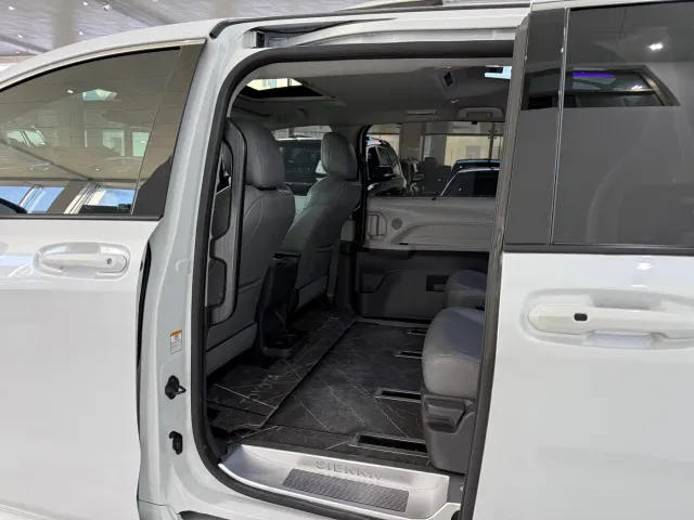 Toyota Sienna — Фото автомобиля 9