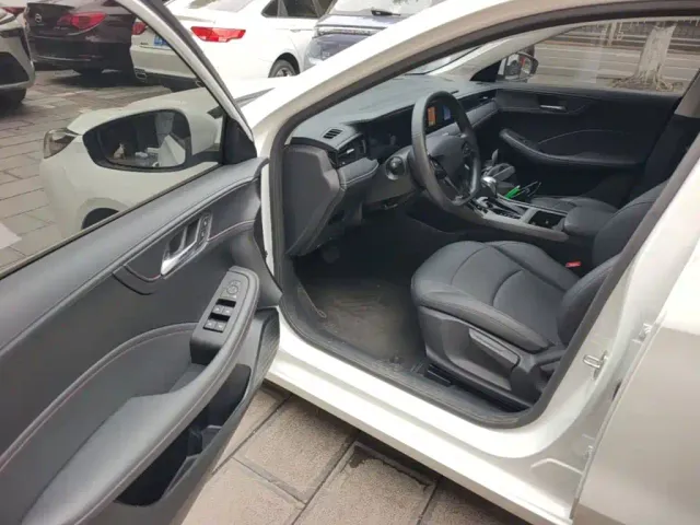 Roewe i5 — Фото автомобиля 15