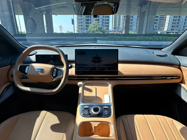 Geely Galaxy Starship 7 EM-i — Фото автомобиля 12