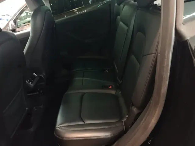 Tesla Model Y — Фото автомобиля 16