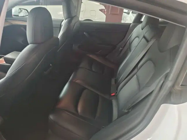 Tesla Model 3 — Фото автомобиля 16