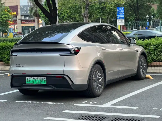 Tesla Model Y L — Фото автомобиля 4