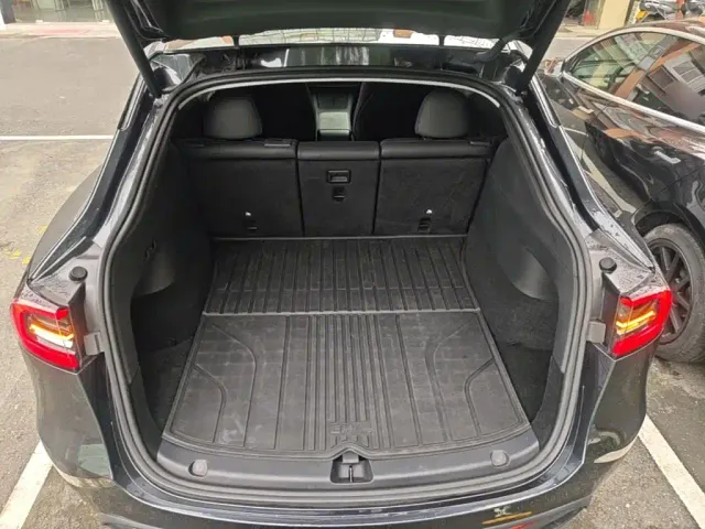 Tesla Model Y — Фото автомобиля 18
