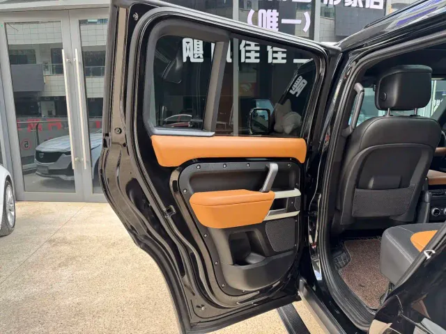 Land Rover Defender — Фото автомобиля 23
