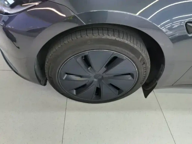 Tesla Model 3 — Фото автомобиля 22