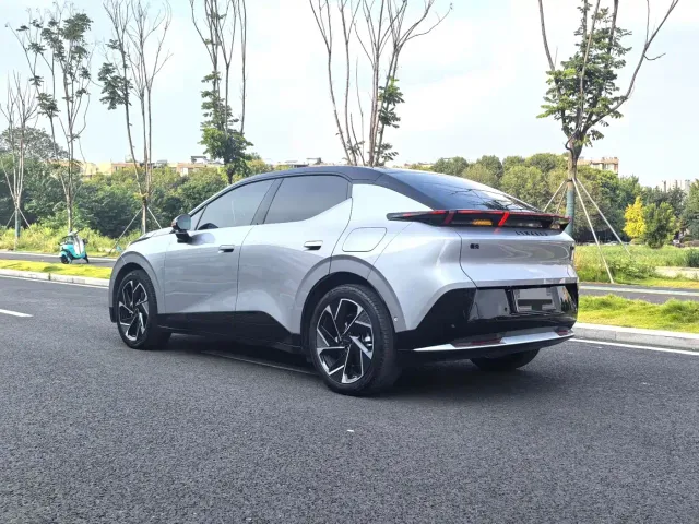 Lynk & Co Z20 — Фото автомобиля 12