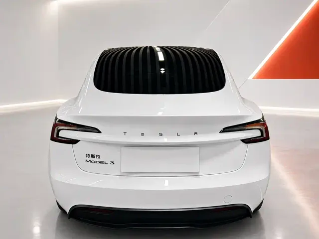 Tesla Model 3 — Фото автомобиля 5