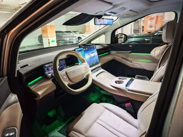 Xpeng X9 — Фото автомобиля 4