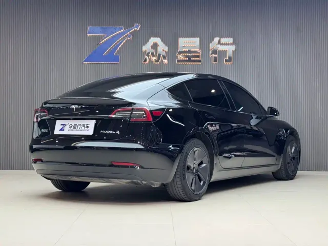 Tesla Model 3 — Фото автомобиля 12