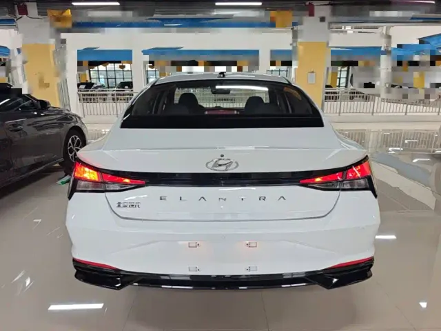 Hyundai Elantra — Фото автомобиля 5