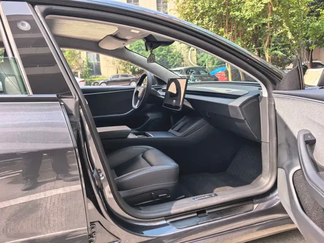 Tesla Model 3 — Фото автомобиля 20