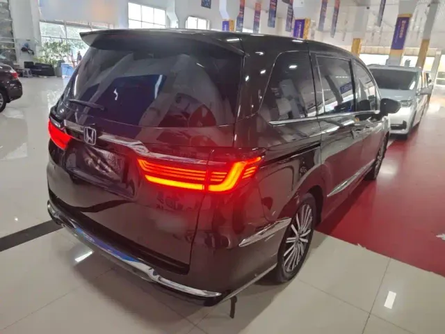Honda Elysion — Фото автомобиля 6